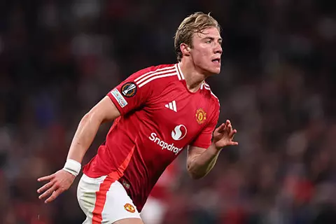 نابولي يقترب من حسم صفقة هويلوند من مانشستر يونايتد